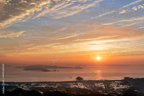 瀬戸内海の美しい夕日