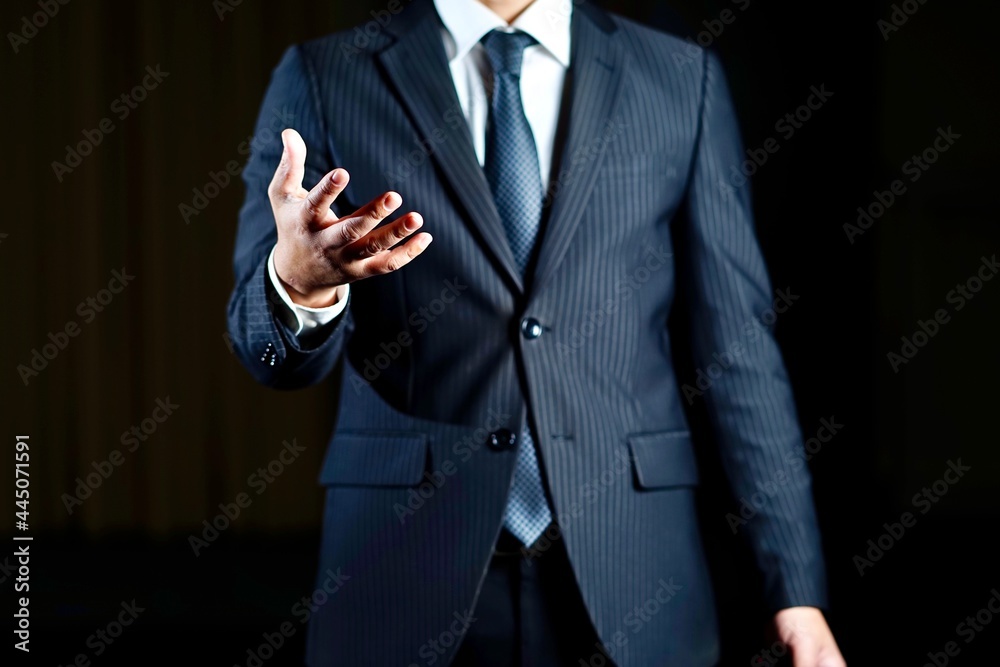 黒い背景のビジネスマンイメージ