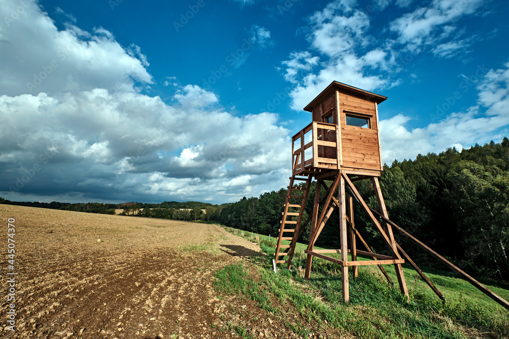 Hochsitz am Rande eines Feldes .