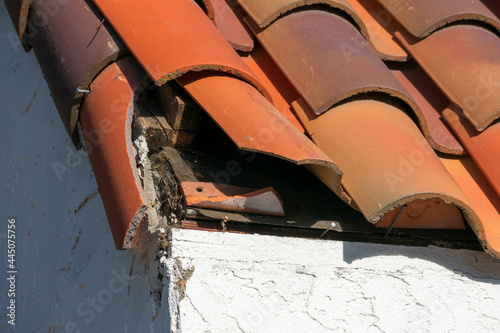 Canvastavla Damaged clay roof tile