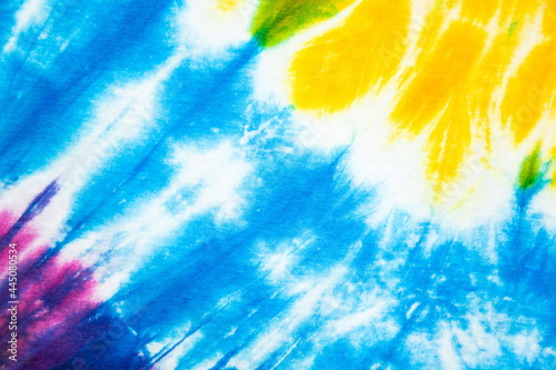 Foto abstract rainbow spiral tie dye background.