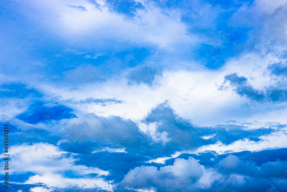 Fototapeta premium Blue sky with scattered clouds