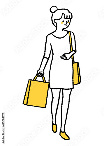 買い物袋を持った女性