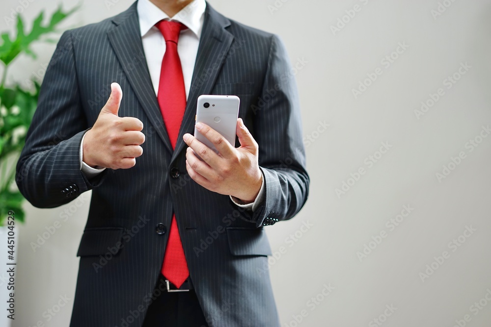 スマホを操作するビジネスマン スマホを操作するビジネスマン