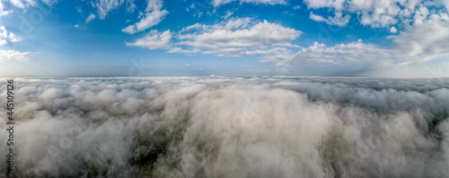 Nad i pod chmurami, mgła z lotu ptaka