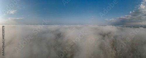 Nad i pod chmurami, mgła z lotu ptaka