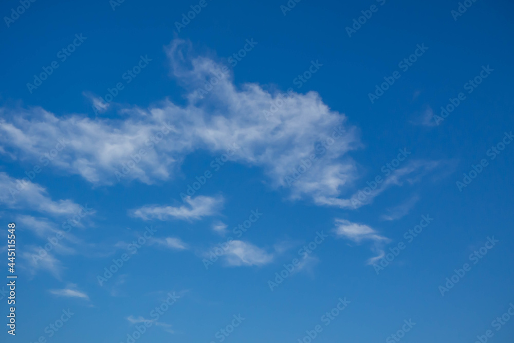 澄んだ青い空に浮かぶ薄く白い雲