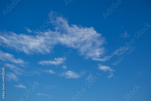 澄んだ青い空に浮かぶ薄く白い雲