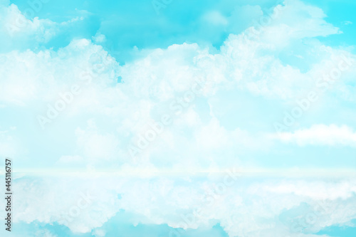 空に浮かぶ雲と水に映る雲