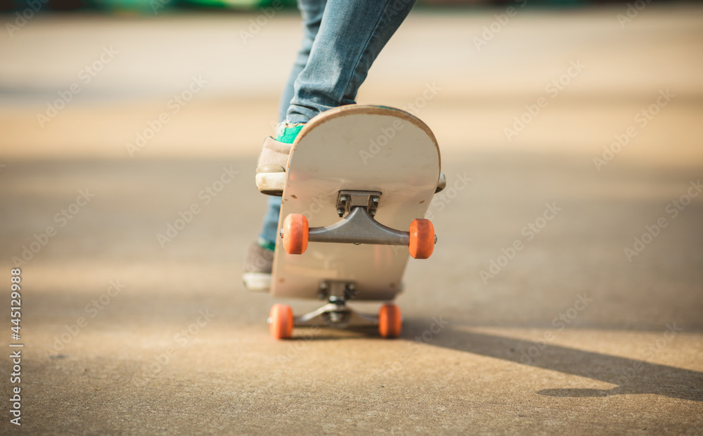 Naklejka premium Skateboarder legs skateboarding at outdoors