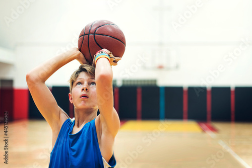 Fototapeta Naklejka Na Ścianę i Meble -  Young basketball player shoot