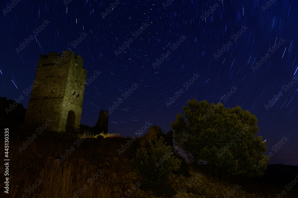 Paisaje nocturno con circumpolar en el castillo de Pradas, cerca de la población de San Agustín, en la provincia de Teruel. Aragón. España
