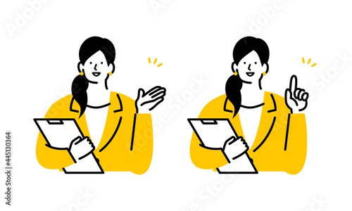 案内をするクリップボードを持った女性
