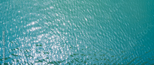【夏】太陽光を反射した波が立つ青い海 