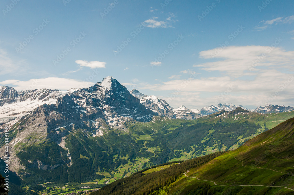 Obraz premium Grindelwald, Eiger, Eigernordwand, First, Alpen, Berner Oberland, Kleine Scheidegg, Wanderweg, Männlichen, Lauberhorn, unterer Grindelwaldgletscher, Bergdorf, Sommer, Schweiz 