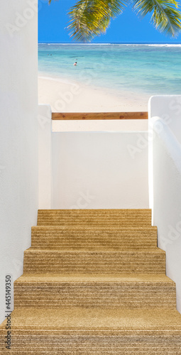 Escalier extérieur vers terrasse avec vue sur plage paradisiaque  © Unclesam