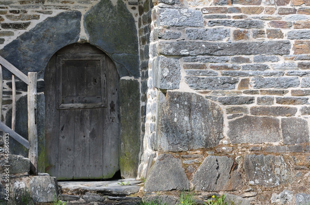 L'entrée d'une maison à Saint-Rivoal dans les Monts d'Arrée massif Armoricain Bretagne Finistère France	