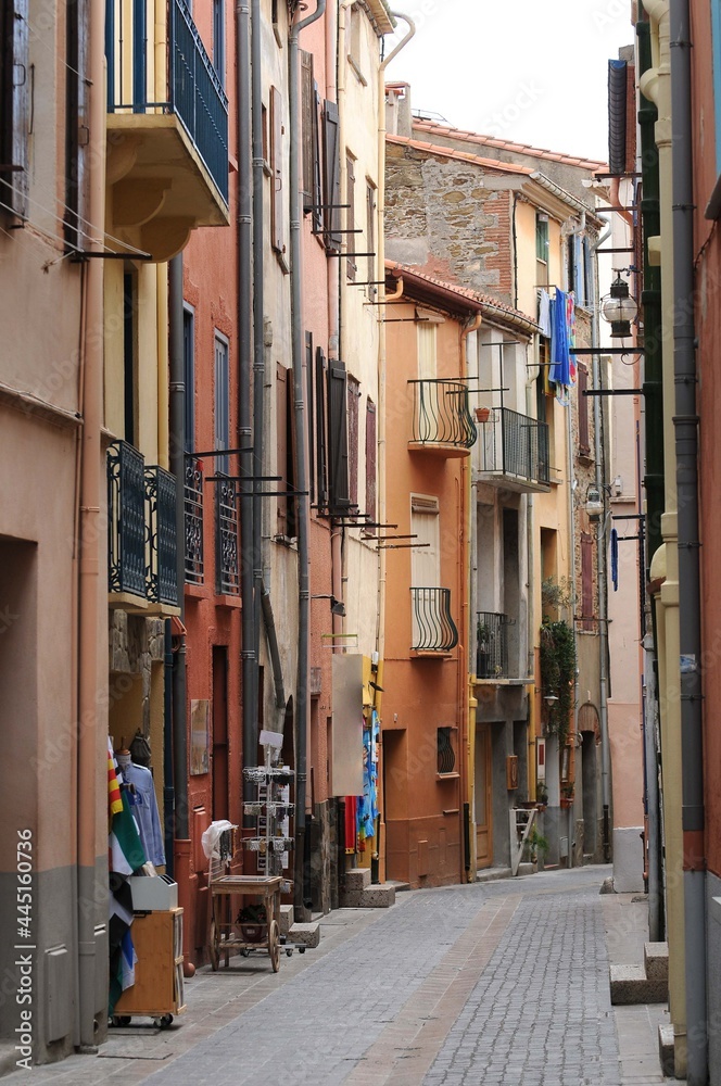 Fototapeta premium Dans les rues de Collioure dans les Pyrénées-Orientales France 