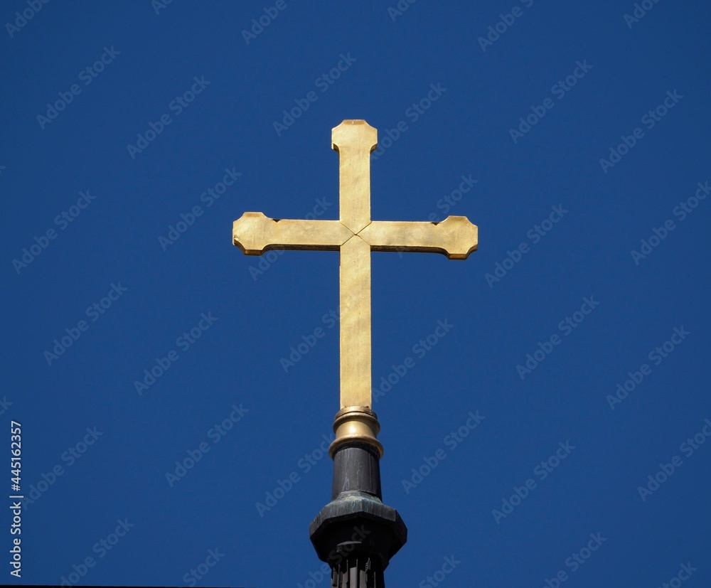 Erlöser - goldenes Kreuz leuchtet auf dem Kirchenturm Erlöser - goldenes Kreuz leuchtet auf dem Kirchenturm