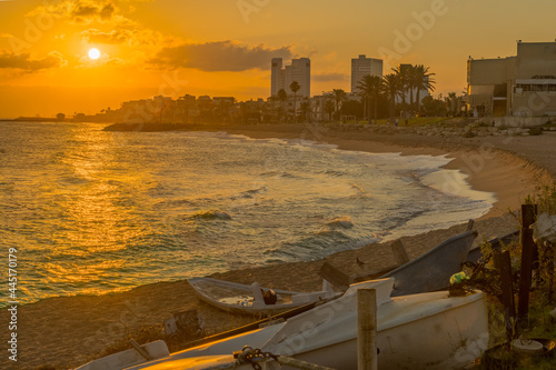 Obraz na płótnie Sunrise view of the Carmel Beach, towards Bat Galim, Haifa w salonie