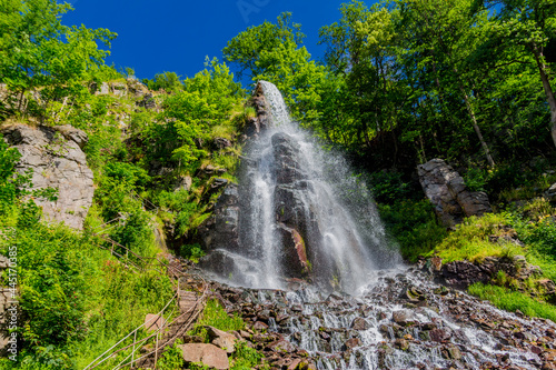 Spaziergang rund um den Wasserfall nahe Trusetal in Thüringen