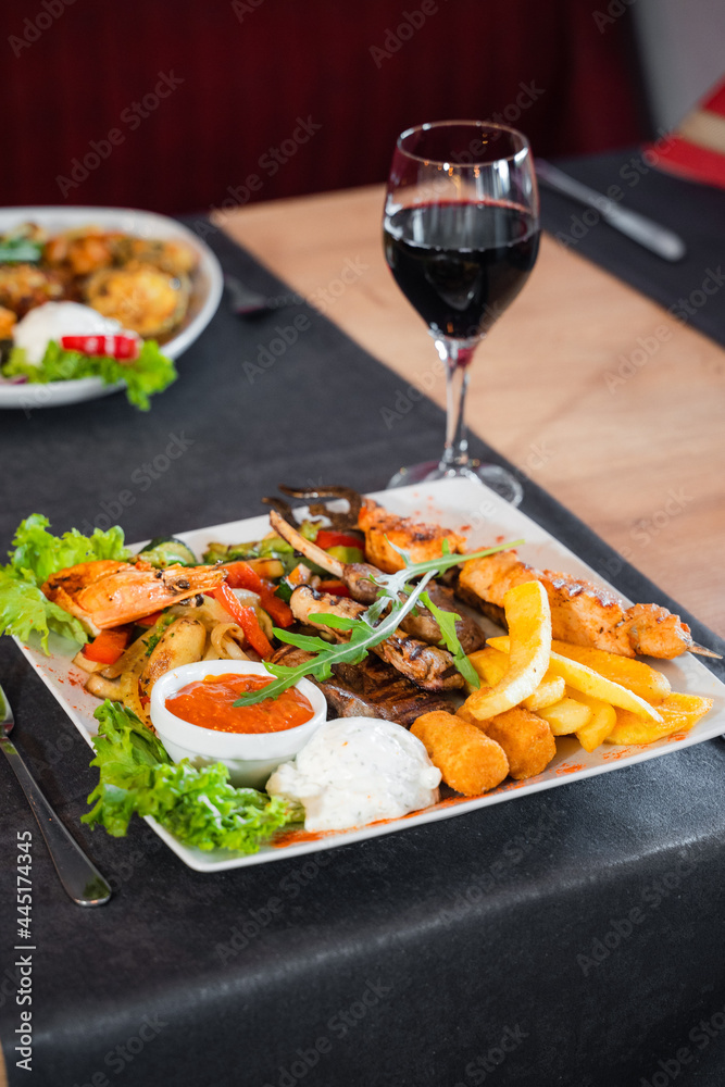 Mediteranisches Gericht und Rotwein Mediteranisches Gericht und Rotwein