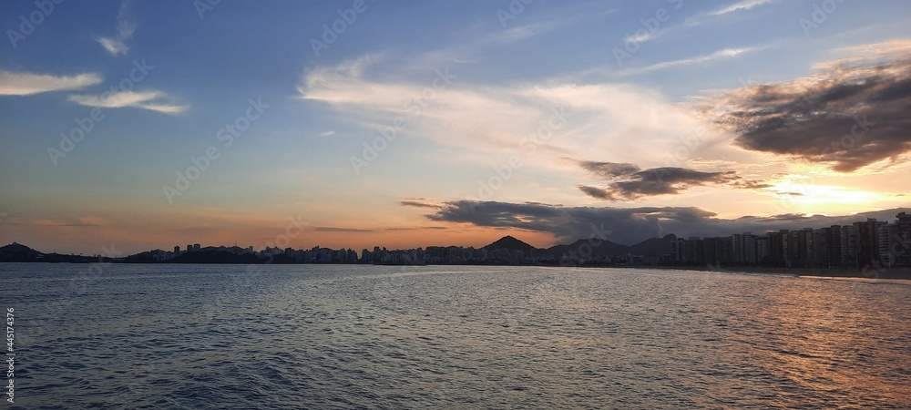 Fototapeta premium Mar com o ceu ao entardecer