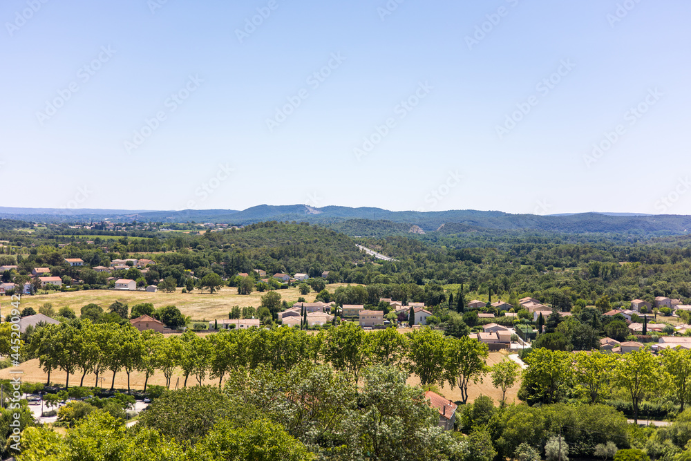 Obraz premium Paysage aux alentours de Vézénobres depuis les ruelles médiévales de la ville (Occitanie, France)