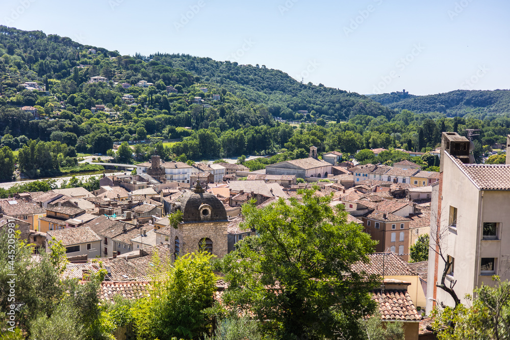 Vue sur les toits d’Anduze en été (Occitanie, France)