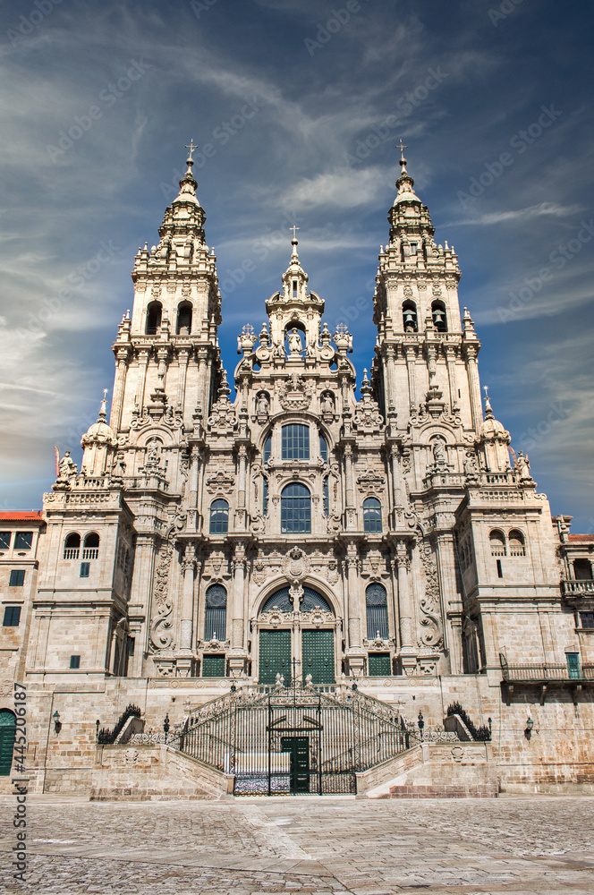Hermosa fachada principal catedral gótica y barroca de Santiago de Compostela, España