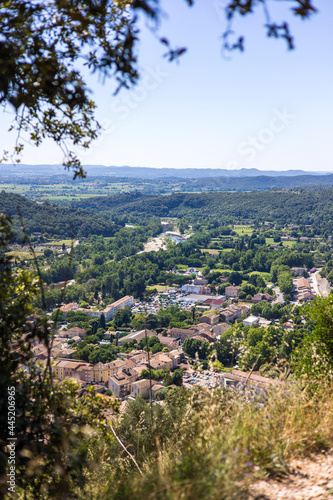 Vue sur les toits d’Anduze en été (Occitanie, France)