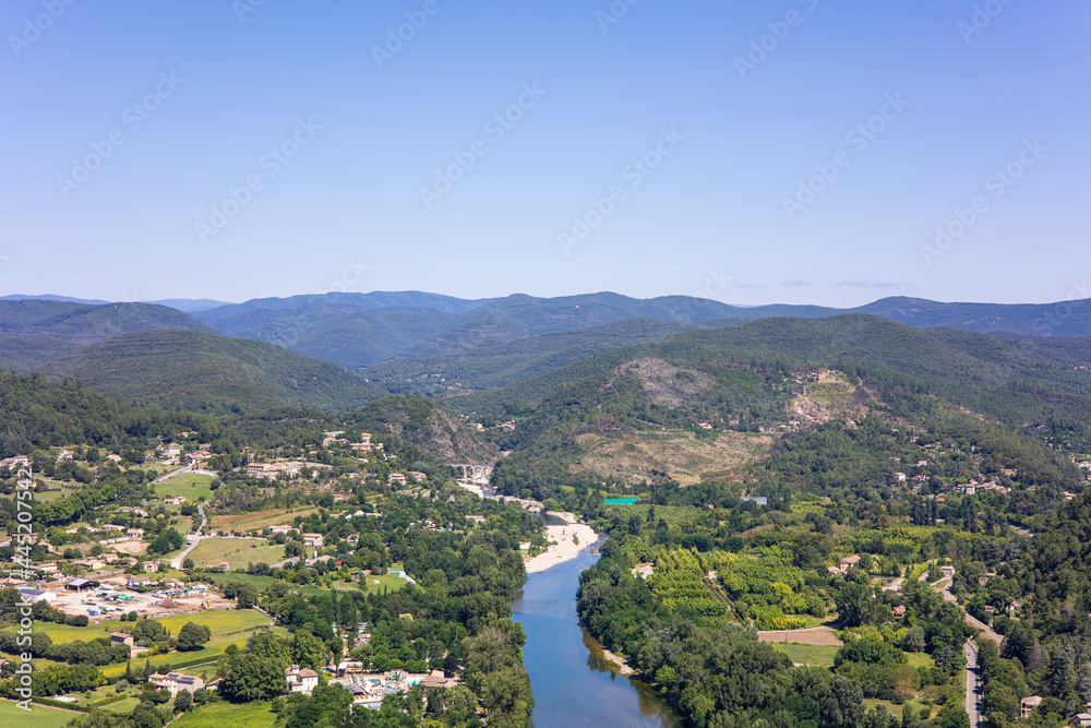 Vue sur la vallée de Gardon et les Cévennes depuis le sommet de Rocher Saint-Julien, derrière la ville d’Anduze (Occitanie, France)