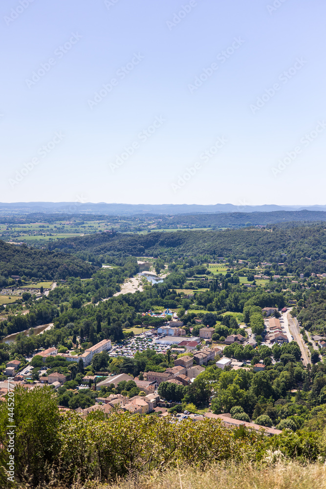 Vue sur la ville d’Anduze en contrebas du Rocher Saint-Julien (Occitanie, France)