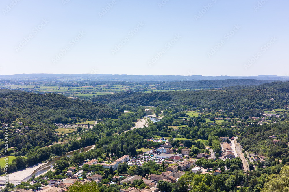 Vue sur la ville d’Anduze en contrebas du Rocher Saint-Julien (Occitanie, France)