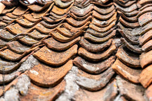 textura de tejas de un tejado de una casa vieja de pueblo