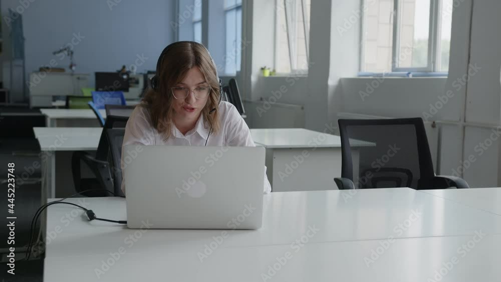 Pretty young girl do business online Pretty young girl do business online