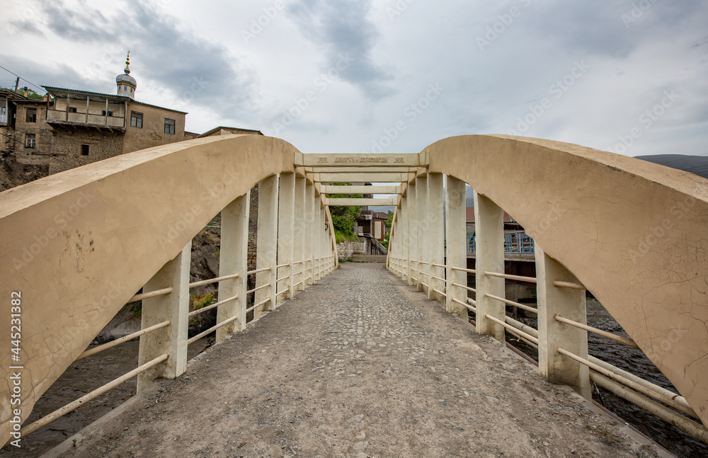 Obraz premium In the village of Akhty, the famous double-arch reinforced concrete bridge was built by Belgian and Italian engineers Giors and Debernardi in 1915.