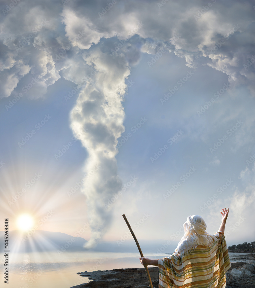 Moses and the pillar of cloud by the sea foto de Stock Adobe Stock