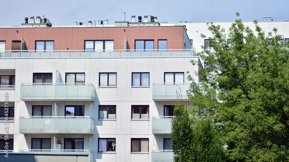Foto de Eco architecture. Green tree and apartment building. The ... - Penthouse Condominiums With Unique Green Architecture