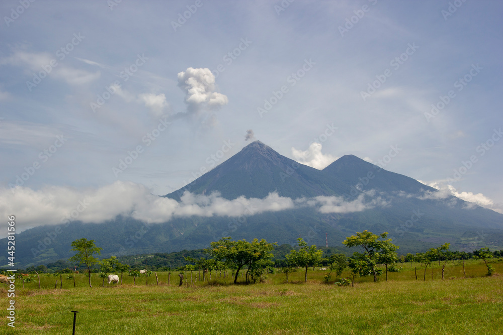 Fototapeta premium Volcán de fuego Guatemala 