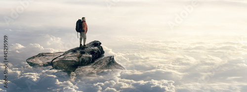 Rucksack Wanderer genießt seine Freiheit auf einem Bergipfel