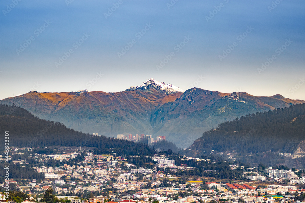Hermosa vista del Rucu Pichincha desde el Valle de Tumbaco en una mañana de verano en Quito Ecuador