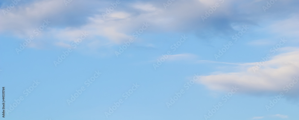 Obraz premium Background of blue sky with white and pink clouds in sunset