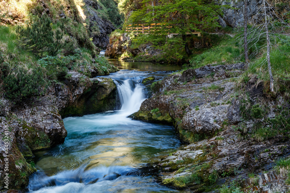 Schöner sommerlicher Gebirgsbach, Weissbachschlucht