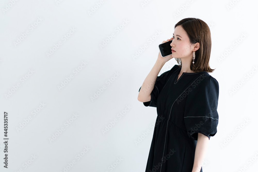 携帯電話を使う女性 携帯電話を使う女性