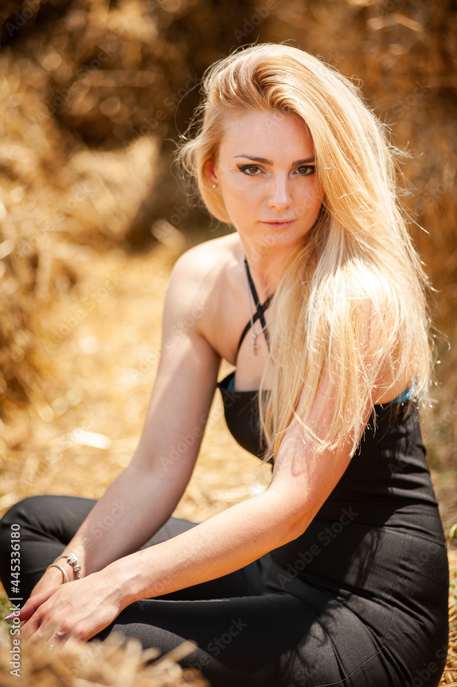 Obraz premium woman posing on dry grass