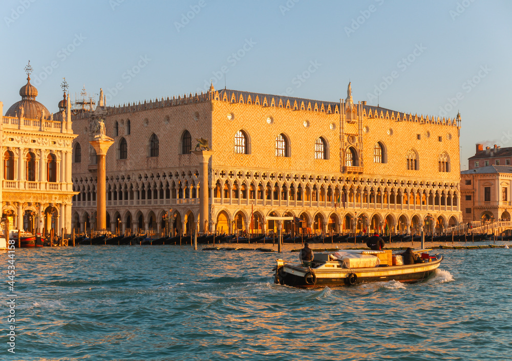 Itaien/Venedig: Dogenpalast am Morgen