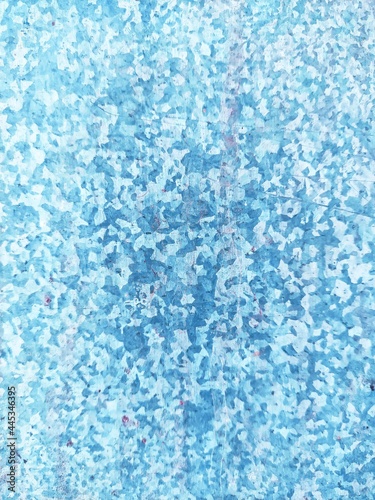 The floor of the water tank that has been decorated with patterns again looks beautiful in a light blue color.