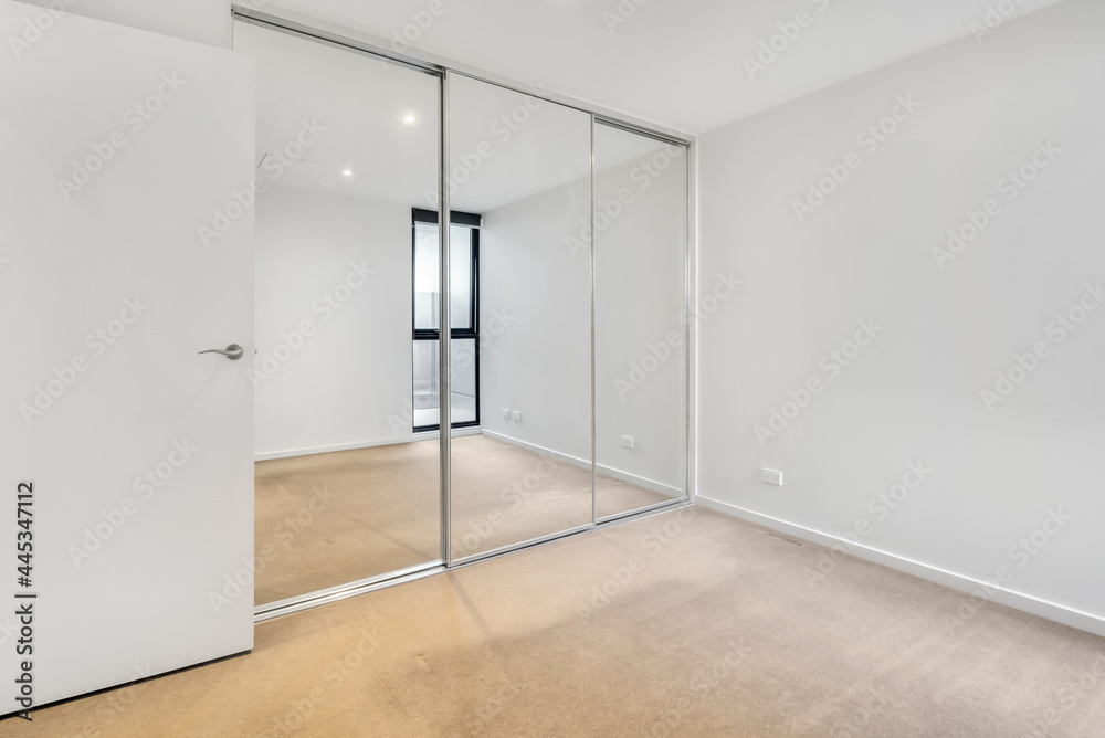 Obraz premium Empty and unfurnished brand new apartment