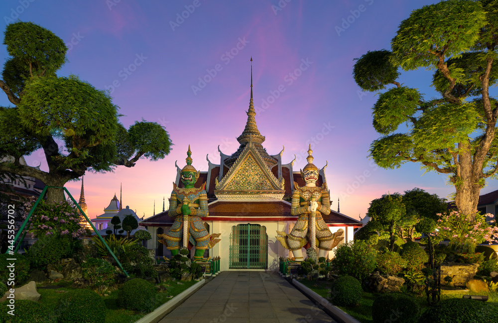 Fototapeta premium Giants front of the church at Wat Arun
